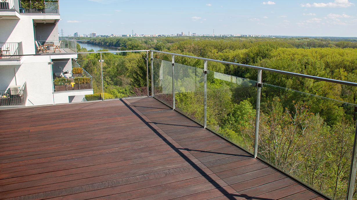 How Glass Railings Improve Safety Without Blocking Your View
